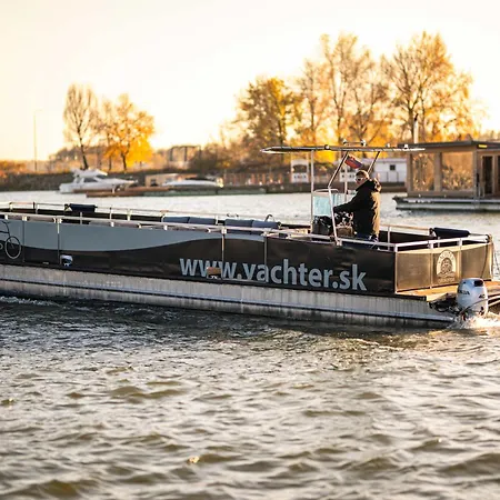 Yachter Club Modra Cajka 船屋