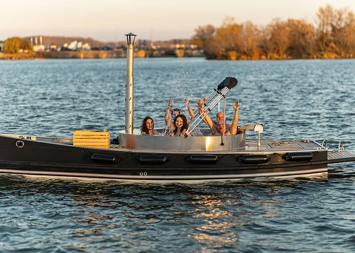 船上ホテル Yachter Club Modra Cajka 3*